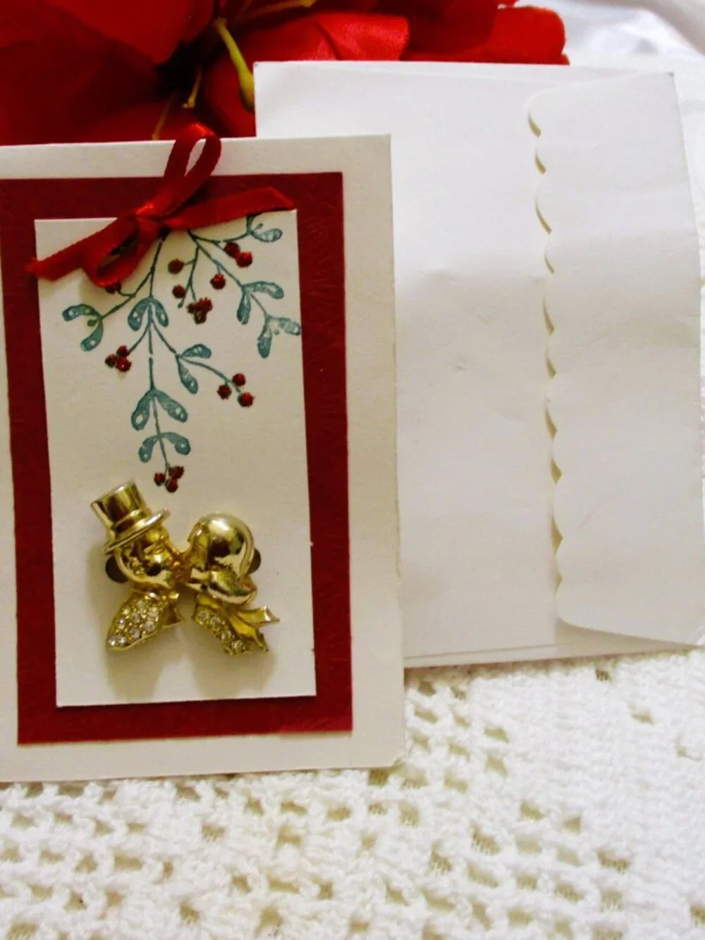 VINTAGE Mistletoe Kissing Couple Brooch Card ~ Gold Plate Rhinestone Jewelry
